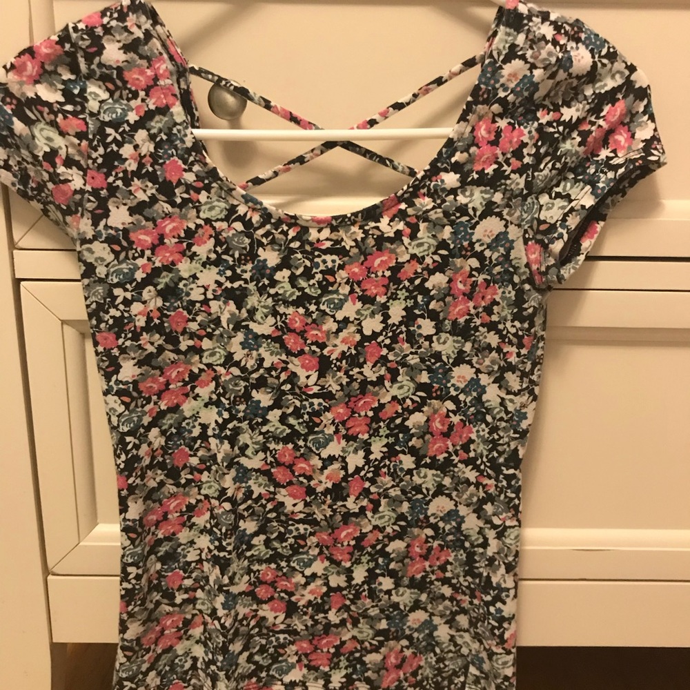 Floral Swoop Neck Tee-Shirt size:XS